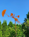 jesienna ozdoba ogrodowa kobieta z parasowlem metalowa rdzewiona corten